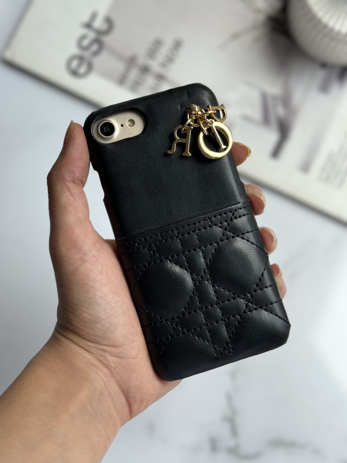 قاب موبایل آیفون دیور چرم سوزنی بالشتی جاکارتی دار