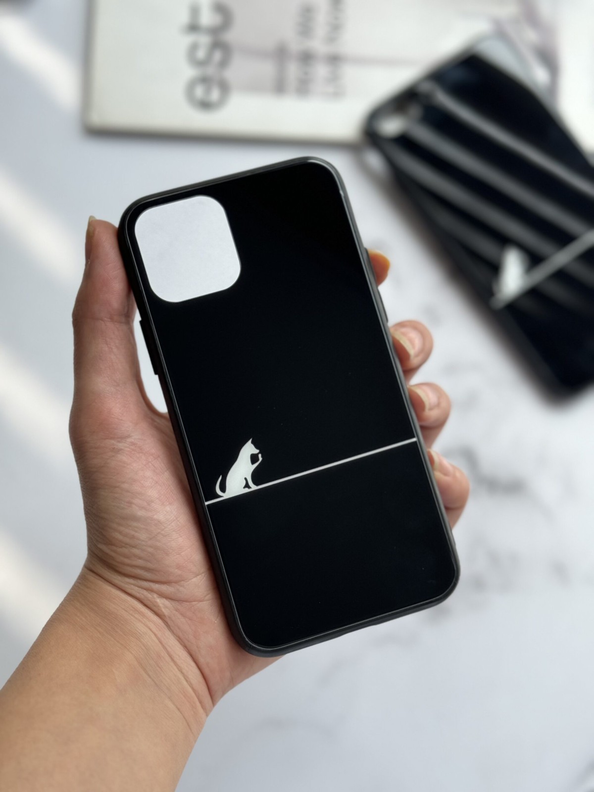 قاب موبایل آیفون سگ روی دیوار