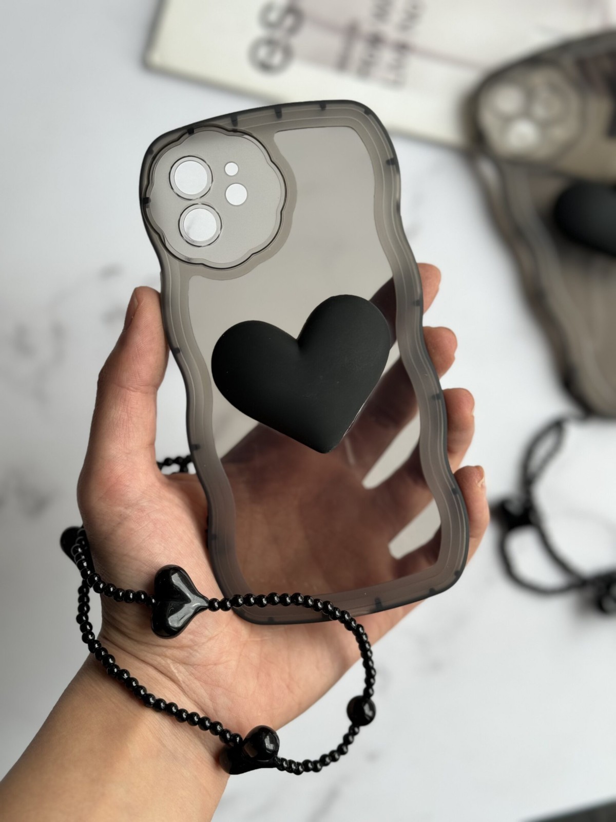 قاب موبایل آیفون تک قلب مشکی دودی + بندست قلبی ( 3004 )