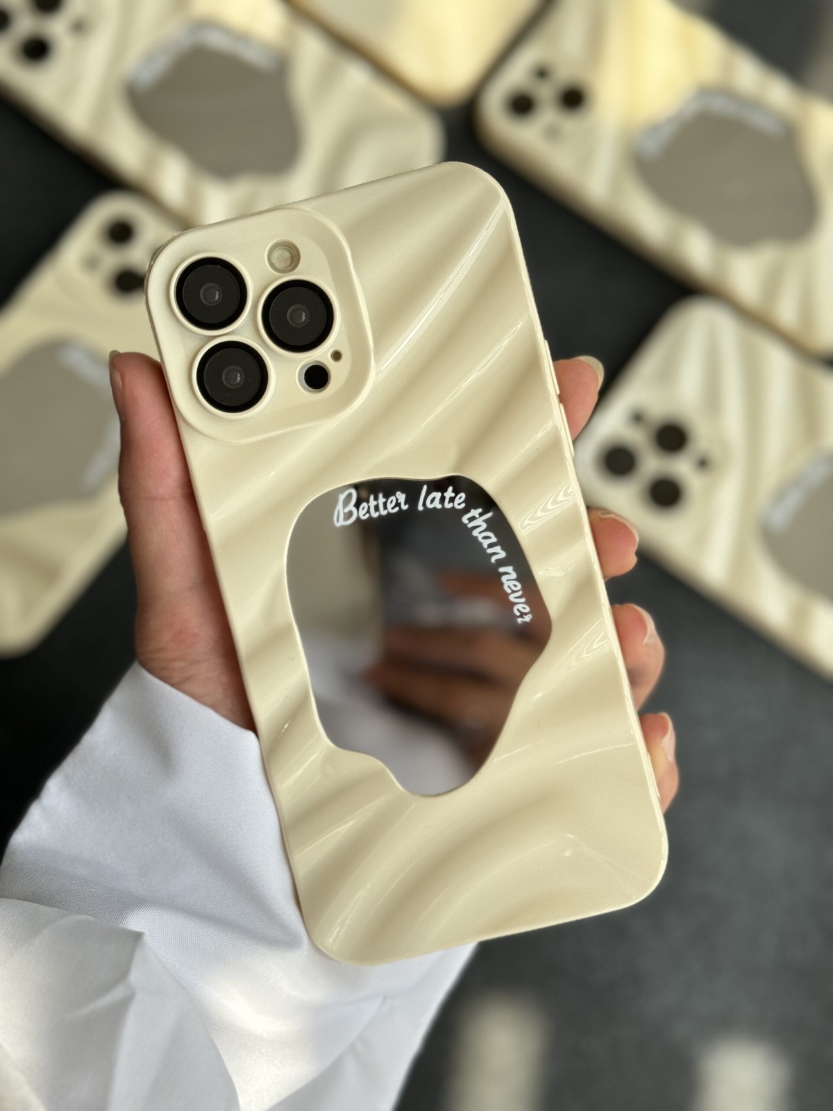 قاب موبایل آیفون موج دار آیینه ای کرم