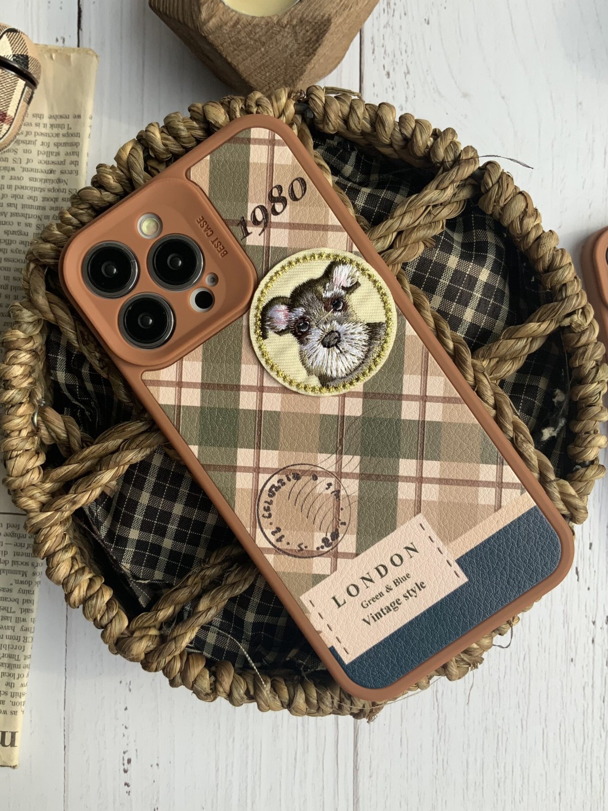 قاب موبایل آیفون باربری وینتیج استایل سگ قهوه ای محافظ لنزدار