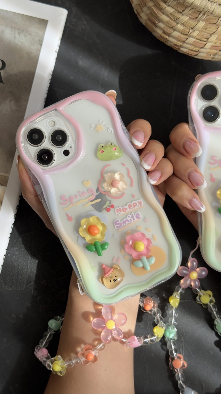 قاب موبایل ( آیفون ) قورباغه و نیلوفرآبی + بندست بابونه