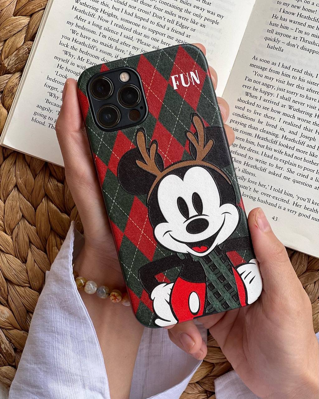قاب موبایل آیفون میکی موس فان شاخدار چهارخونه سبز و زرشکی محافظ لنزدار