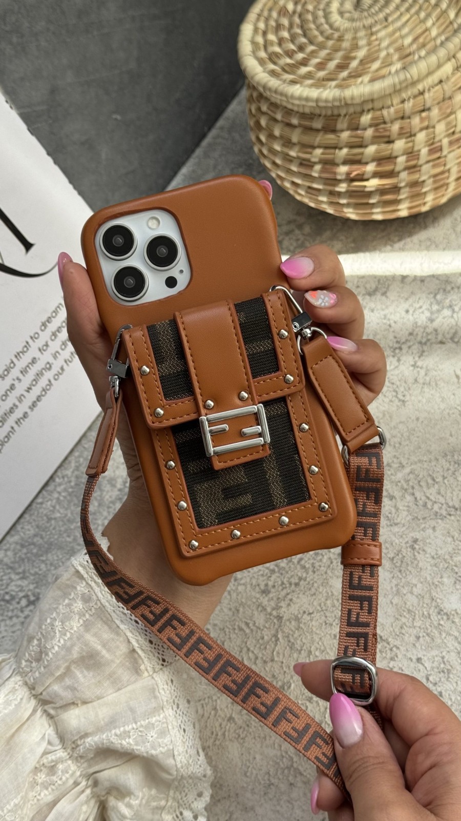 قاب موبایل آیفون فندی چرمی قفل فلزی جاکارتی + بندست بلند