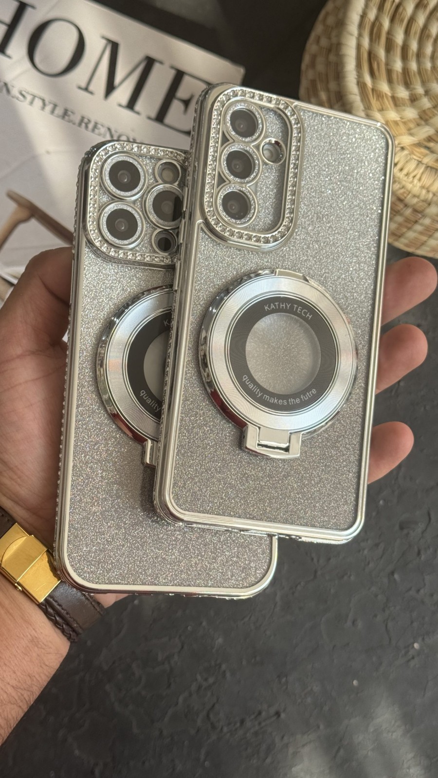 قاب موبایل ( آیفون - سامسونگ ) کلاسیک دور نگین طرح مگسیفیت استندشو