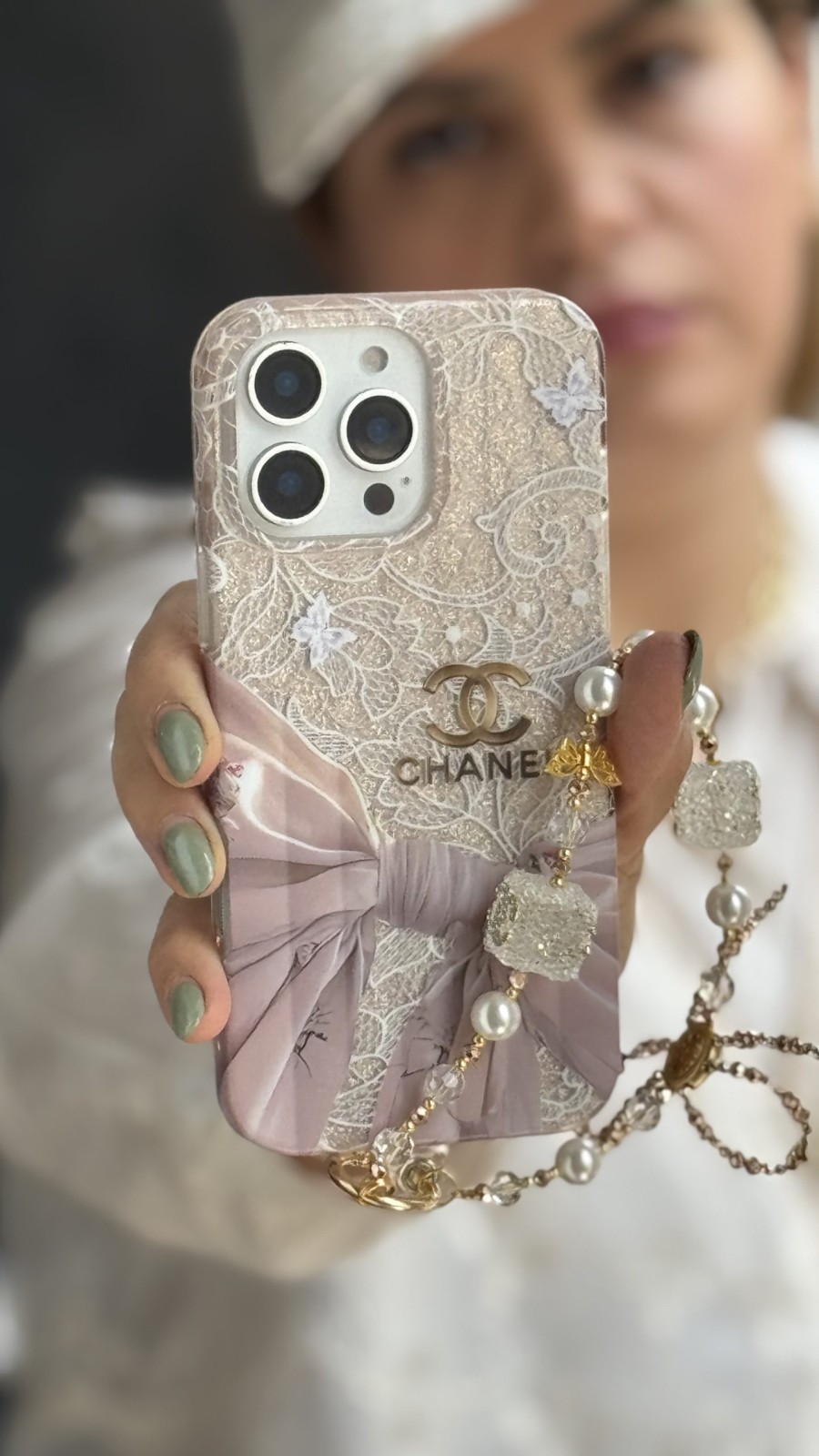 قاب موبایل آیفون شنل سابرینا + بندست کویین