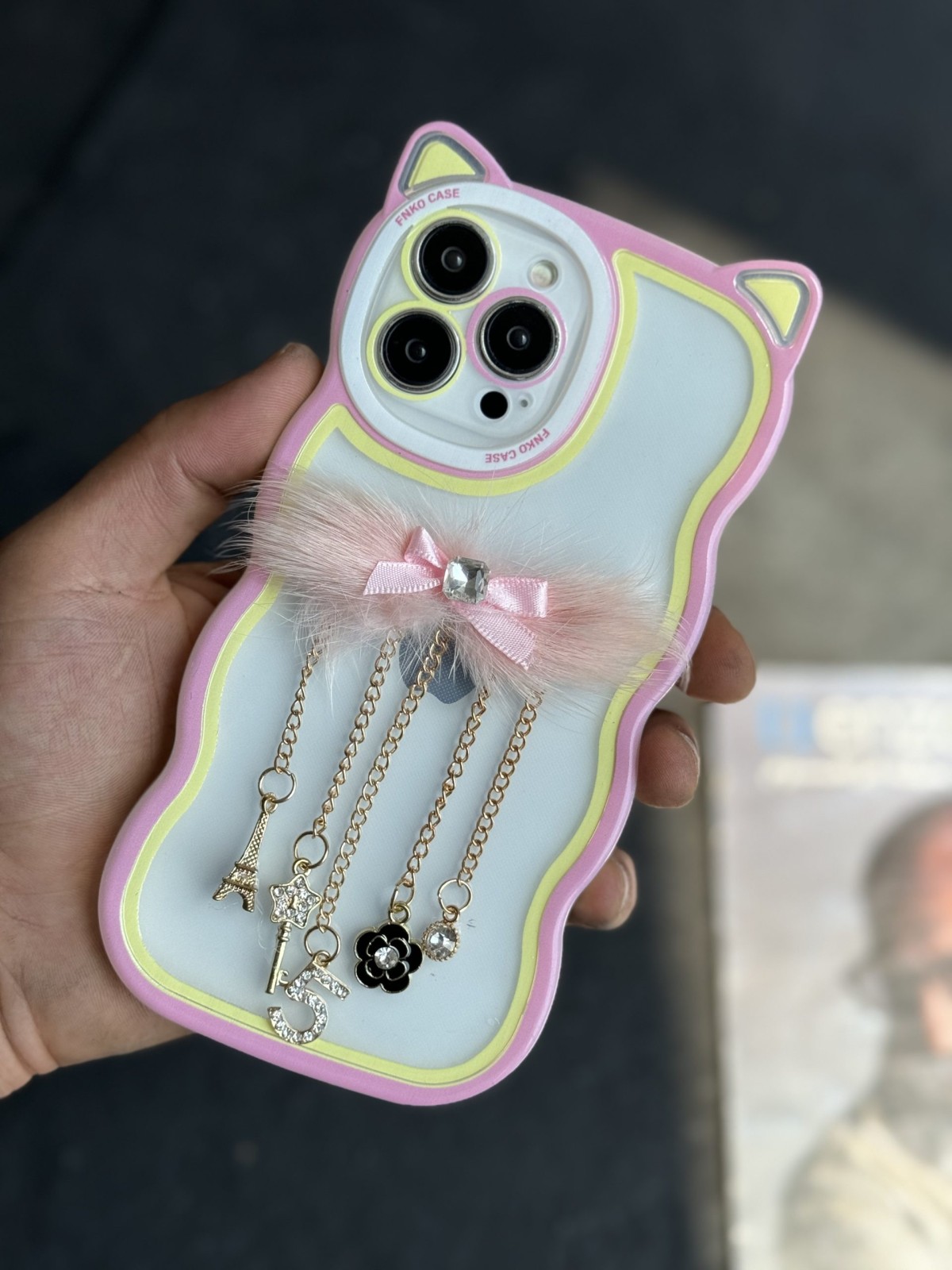 قاب موبایل گربه آویزدار پاریس و شنل